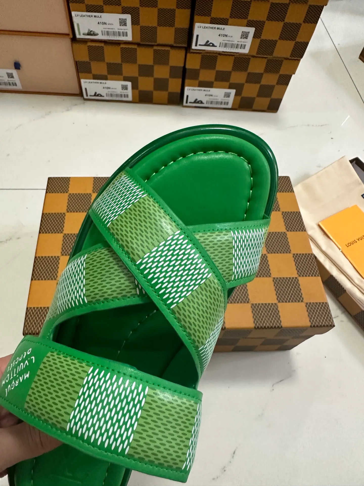 👟👟Ex-factory price 500👟👟 Top version: Men's LV Louis Vuitton L House Donkey Brand Flat Embossed Embossed Sandals This Miami sandal is made of Maxi Damier grained cow leather, copying the texture of Louis Vuitton's classic Damier canvas. The wide laces are adjustable with Velcro for a laid-back look. Paired with padded tough insole and micro outsole to ensure a light, flexible and comfortable wearing experience. Exquisite packaging at the delivery counter 🛍📦 ▪️Fabric: Original custom imported first-layer cowhide ▪️Inner lining: Customized first-layer cowhide ▪️Sole: Original molded rubber material ▪️Sole thickness: flat ▪️Size: Men's 39-45